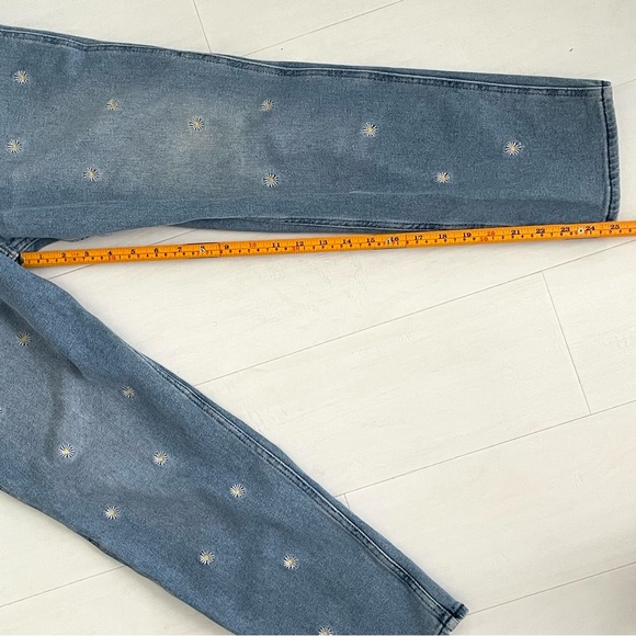 HOLLISTER Ultra High Rise Mom Jean Vintage Stretch floral Daisy Embroidery, 30” - Picture 15 of 17